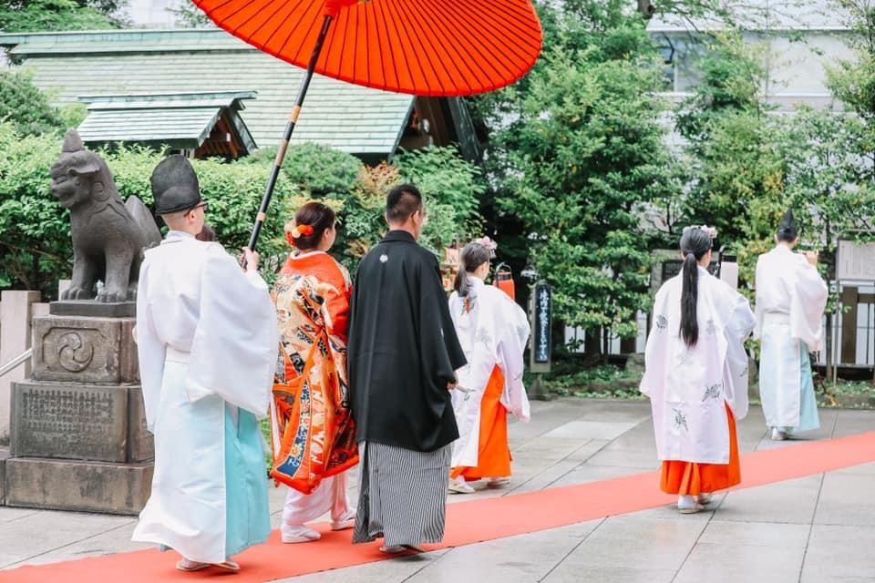 和装姿で神社を歩く新郎新婦の写真
